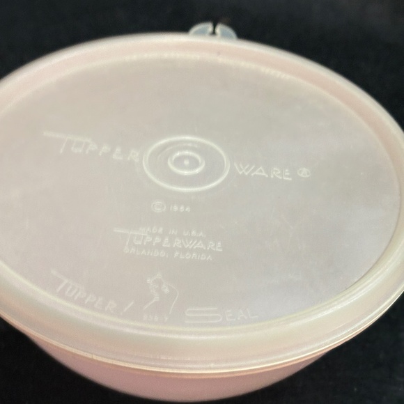 1954 TUPPERWARE Sheer Pink Round 6" Container #233-22 & Clear Lid #238-7 - Picture 4 of 4